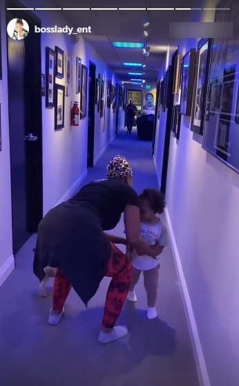 A picture of Shante Broadus trying to lift her granddaughter. | Photo: Instagram/Bosslady_ent 