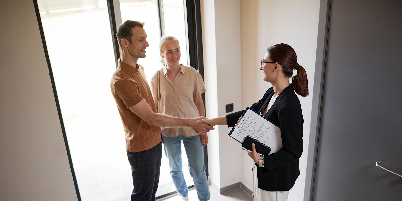 A couple and a real estate agent | Source: Shutterstock