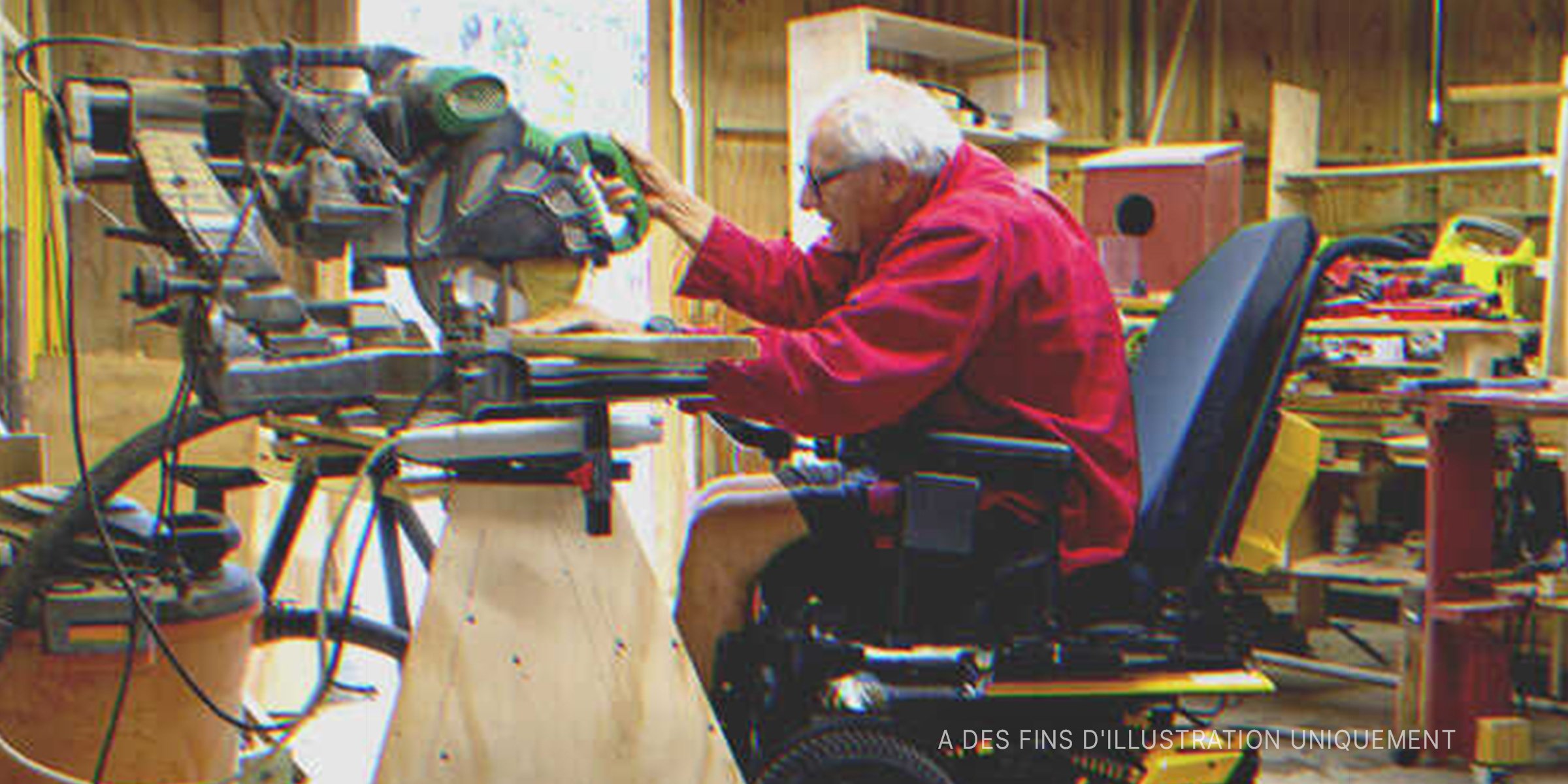 Un vieil homme en fauteuil roulant travaille pour offrir à sa femme un cadeau pour son 80e anniversaire | Source : Getty Images 