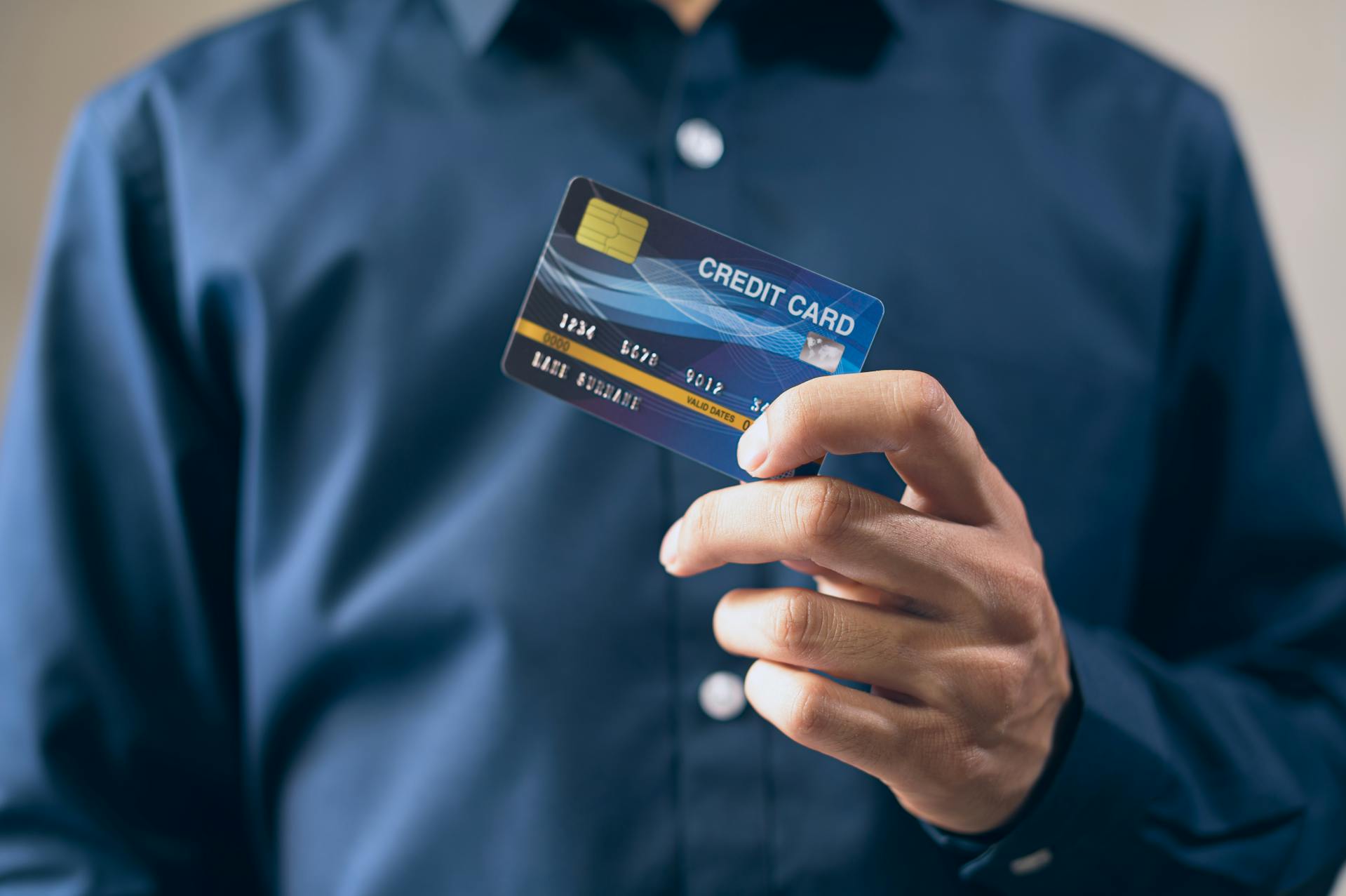 Man holding a credit card | Source: Pexels