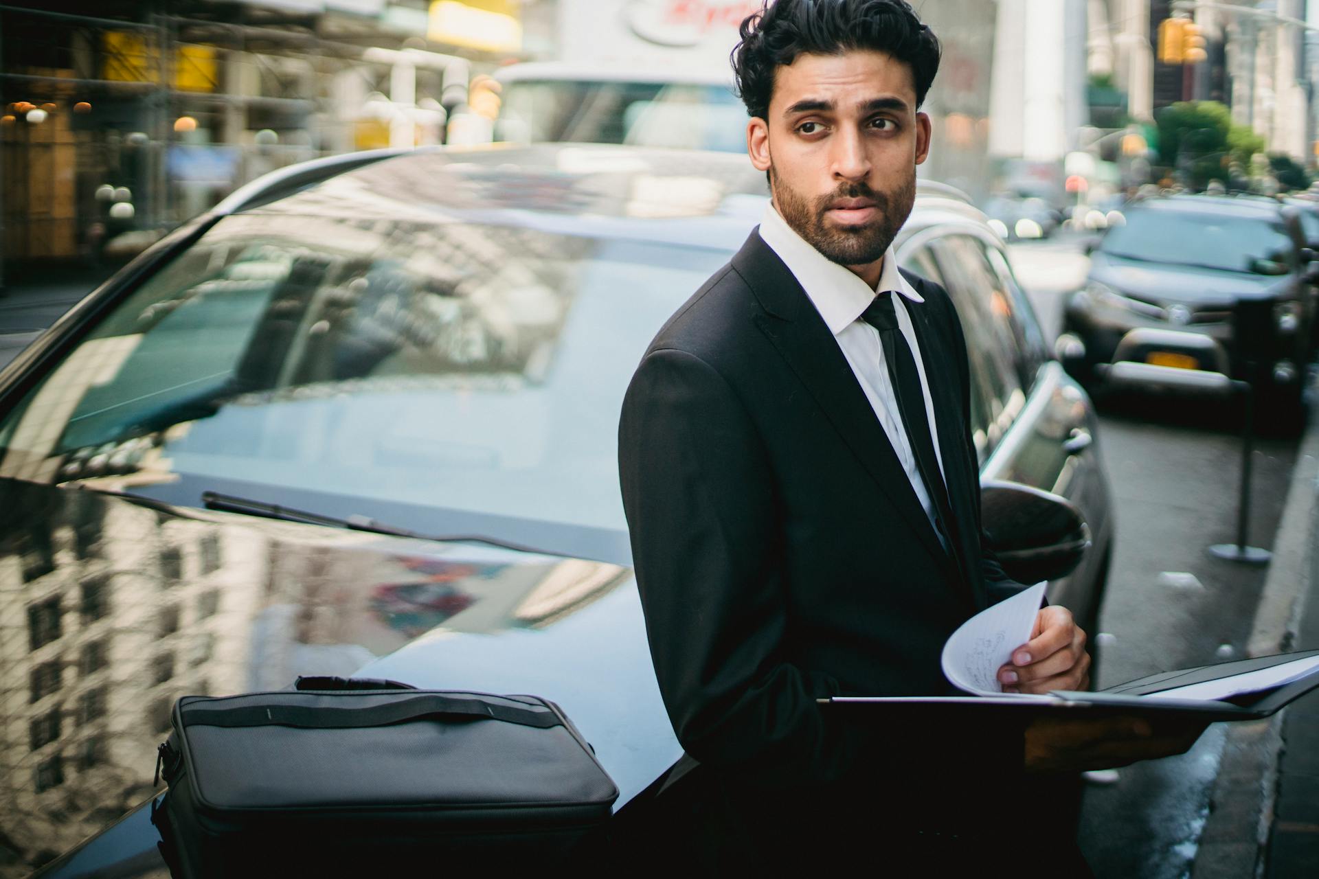 A young man leaning on a car | Source: Pexels