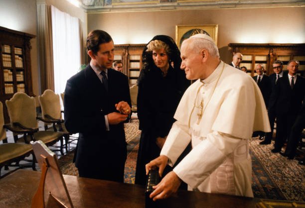 La princesse Diana et le prince Charles en compagnie de sa Sainteté le pape Jean-Paul II | Sources : Getty Images 