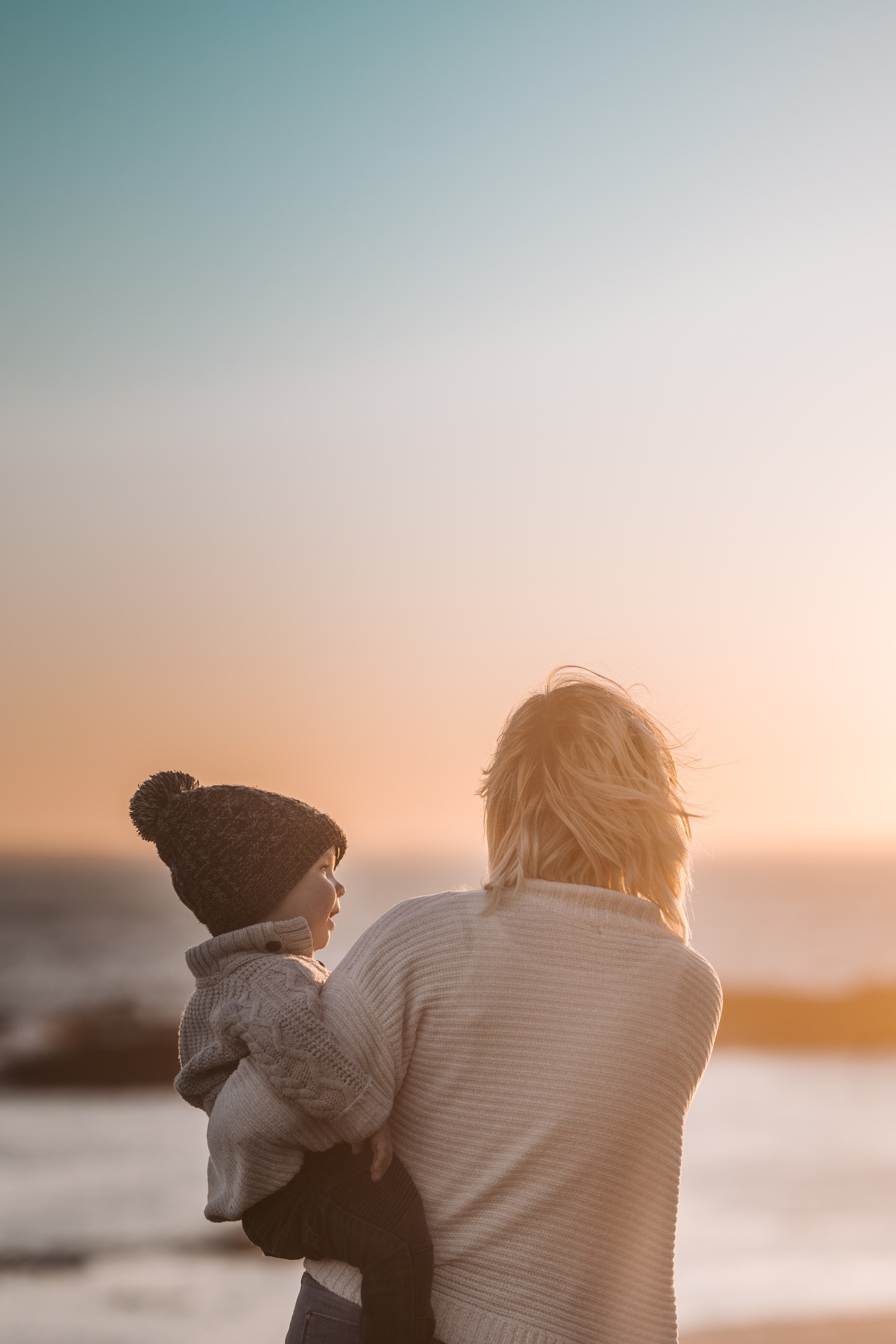 Frau mit ihrem Sohn im Arm | Quelle: Pexels
