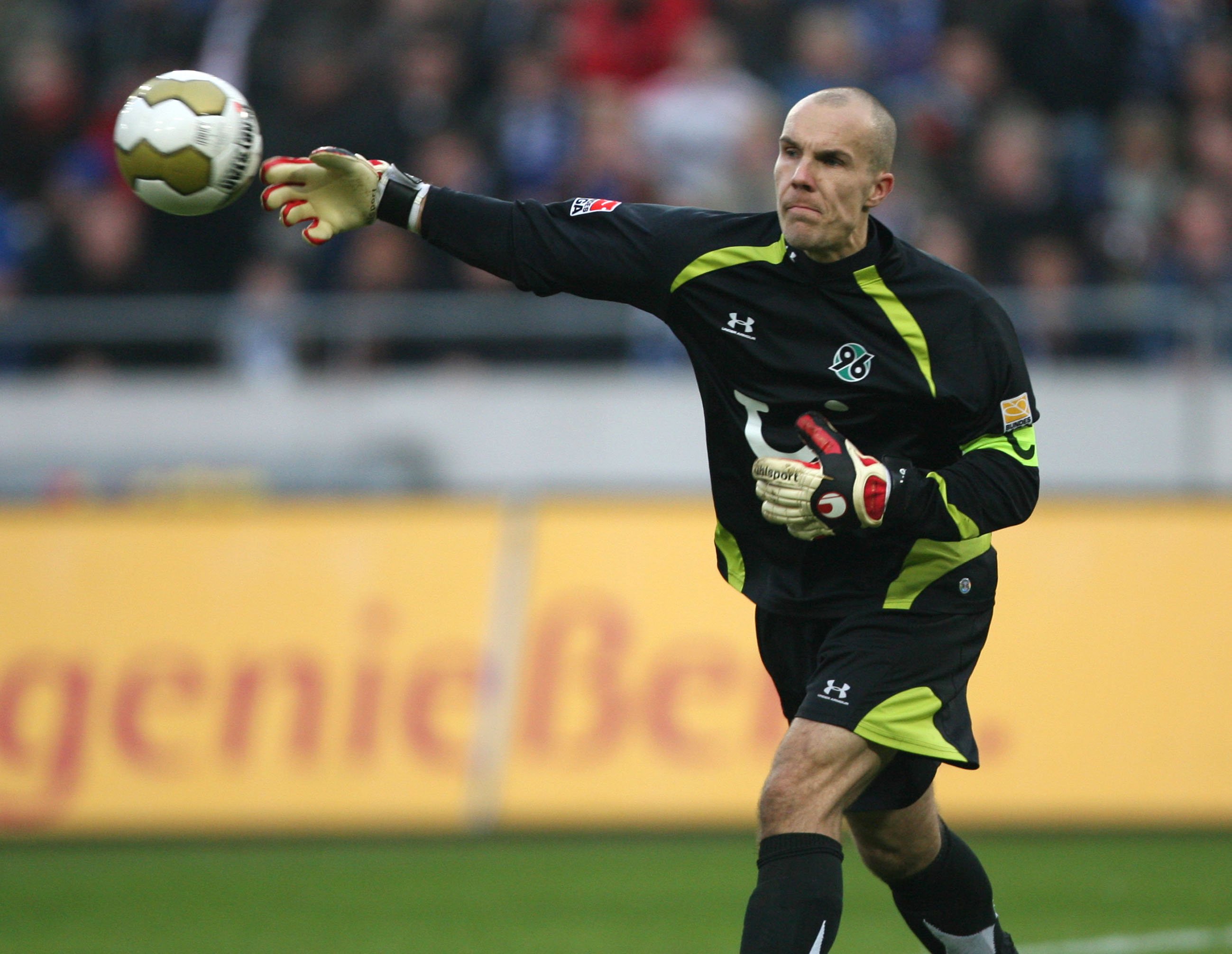 Robert Enke - Fußballer, Torhüter, Hannover 96, Deutschland - wirft den Ball raus | Quelle: Getty Images