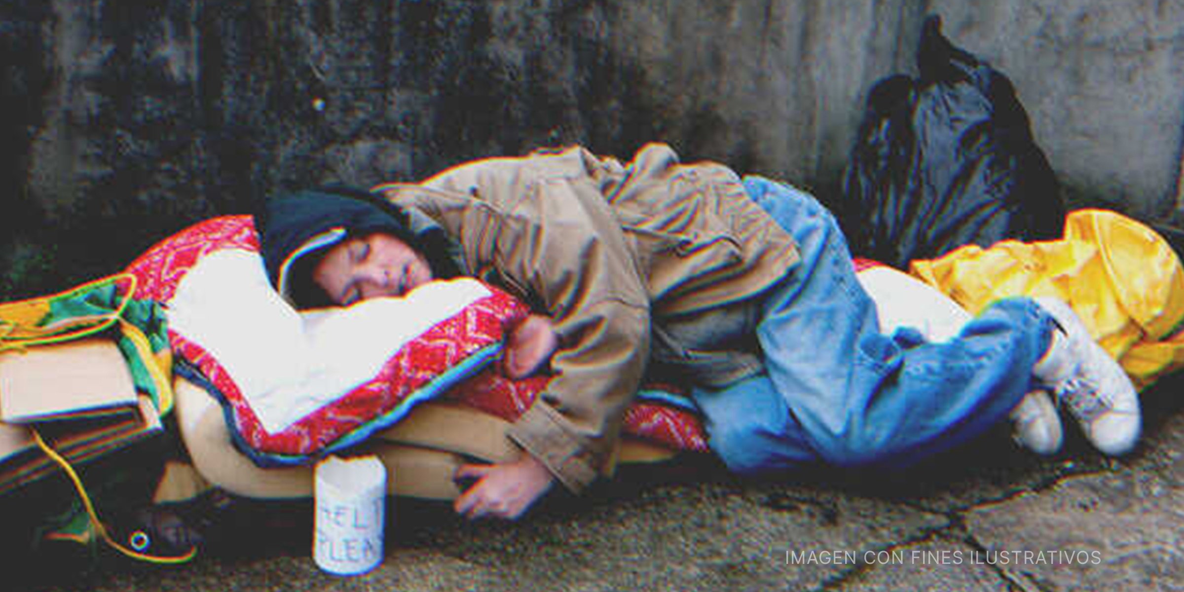 Mujer durmiendo sobre mantas en una acera. | Foto: Getty Images