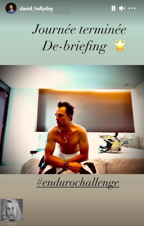 David Hallyday assis sur un lit. | Photo : Story Instagram / david_hallyday