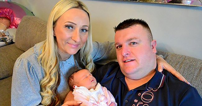 Gina McGuinness, 37, y su pareja Simon Crowecon su bebé, Lola Mae Crowe. | Foto: twitter.com/HPoolMail facebook.com/gina.mcguinness