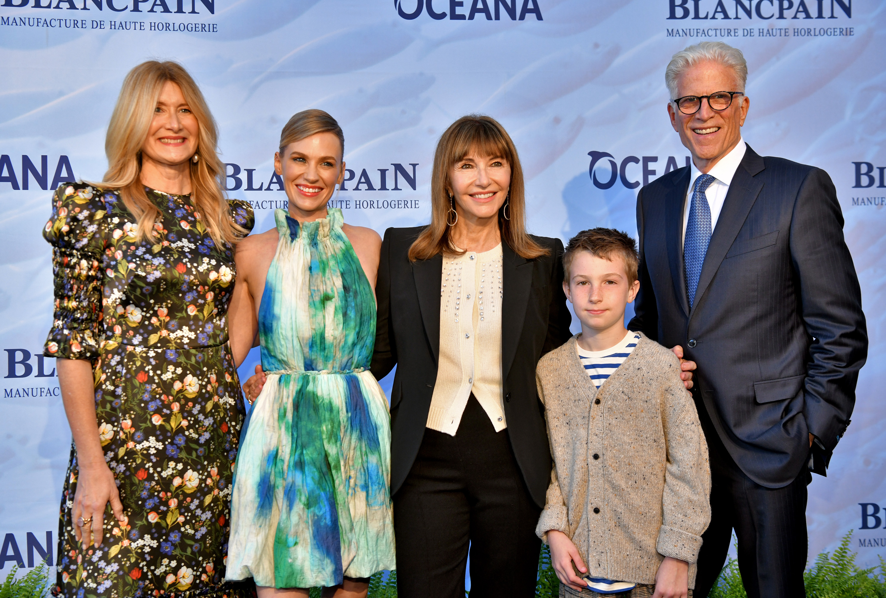 Laura Dern, January Jones, Mary Steenburgen, guest, and Ted Danson at Oceana's 14th Annual SeaChange Summer Party on October 23, 2021, in Laguna Beach, California | Source: Getty Images