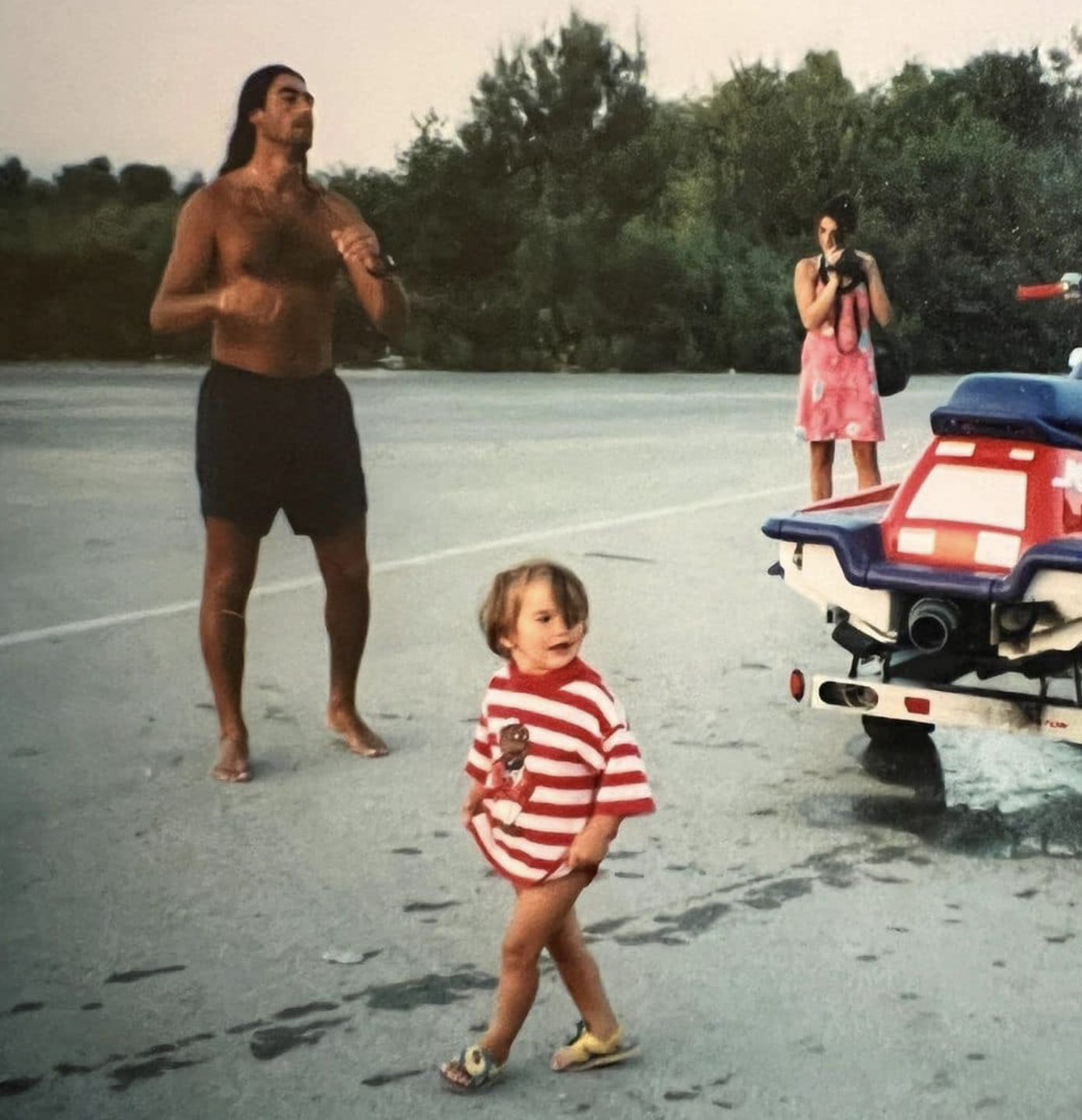 The girl and her mother and father | Source: facebook.com/DuaLipa