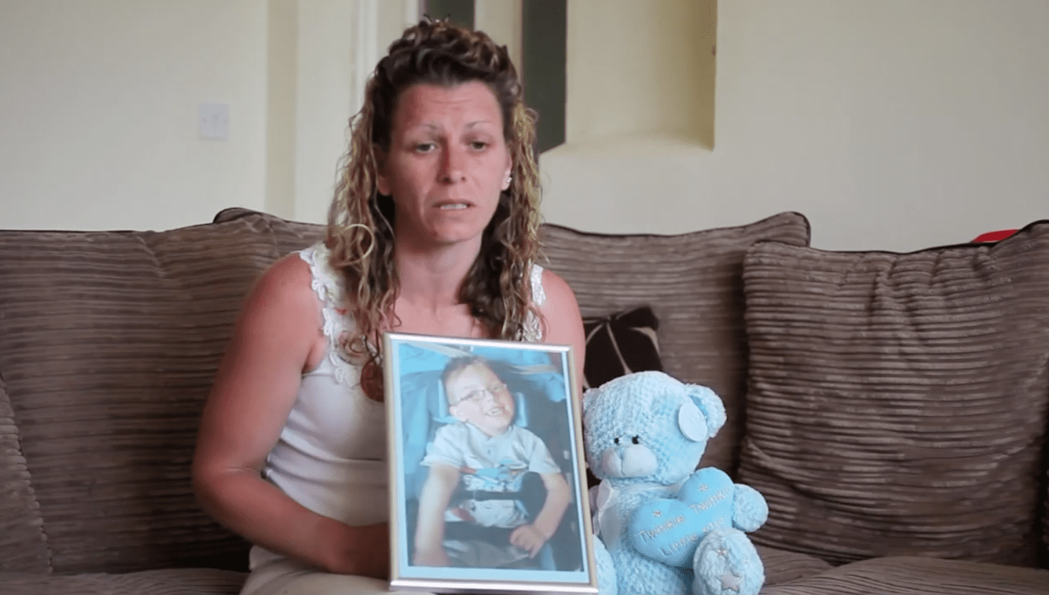 Jo Corbett-Weeks holding a photo of her late son, Maximus. | Source: dailymotion.com/SWNS