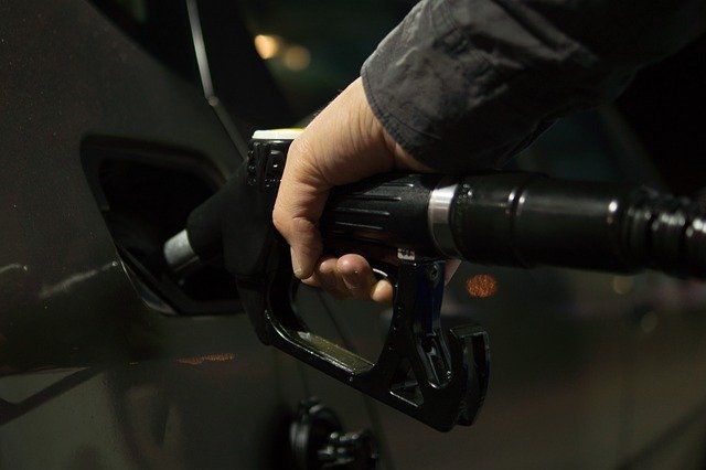 Man pours petrol into a gas tank | Photo: Pixabay
