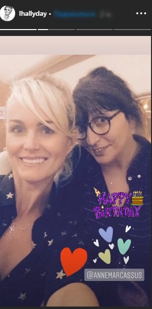Photo de Laeticia Hallyday accompagnée de son amie Anne Marcassus pour lui souhaiter un bon anniversaire. | Photo : Story Instagram / lhallyday Photo de Laeticia Hallyday accompagnée de son amie Anne Marcassus pour lui souhaiter un bon anniversaire. | Photo : Story Instagram / lhallyday