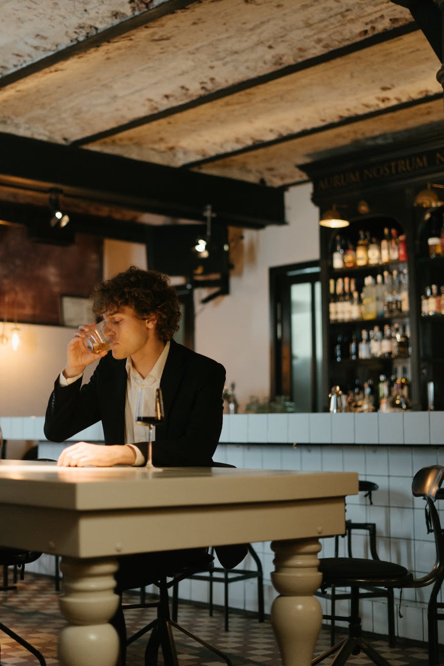 Ein Mann sitzt an einer Bar und trinkt | Quelle: Pexels