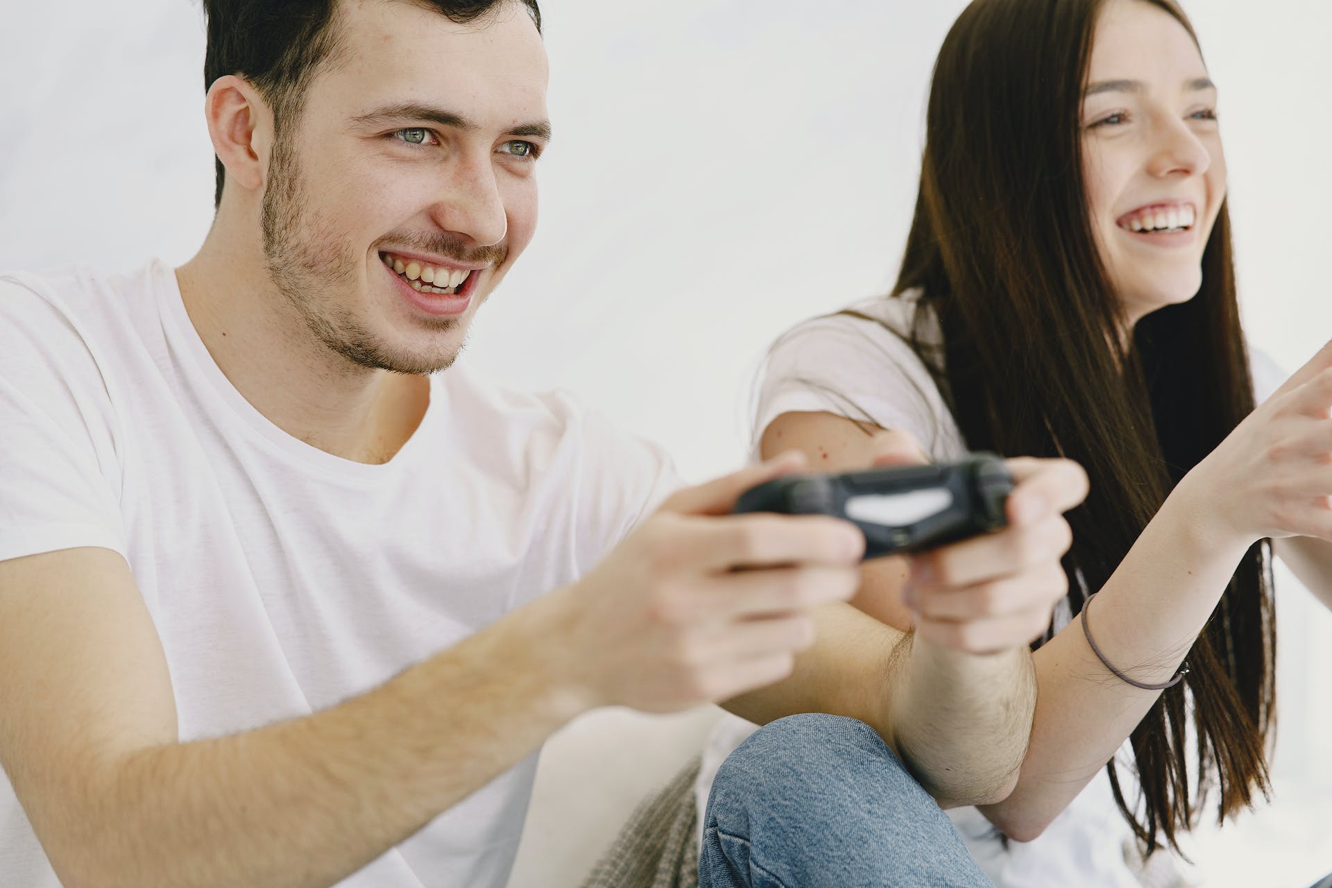 A man and woman playing a video game | Source: Pexels