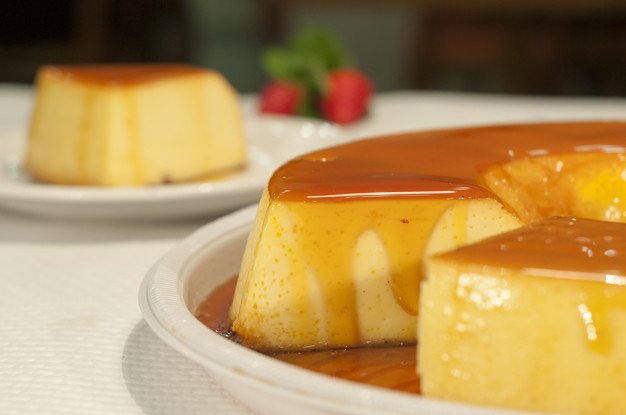 Flan de queso en un plato. │Foto: Freepik