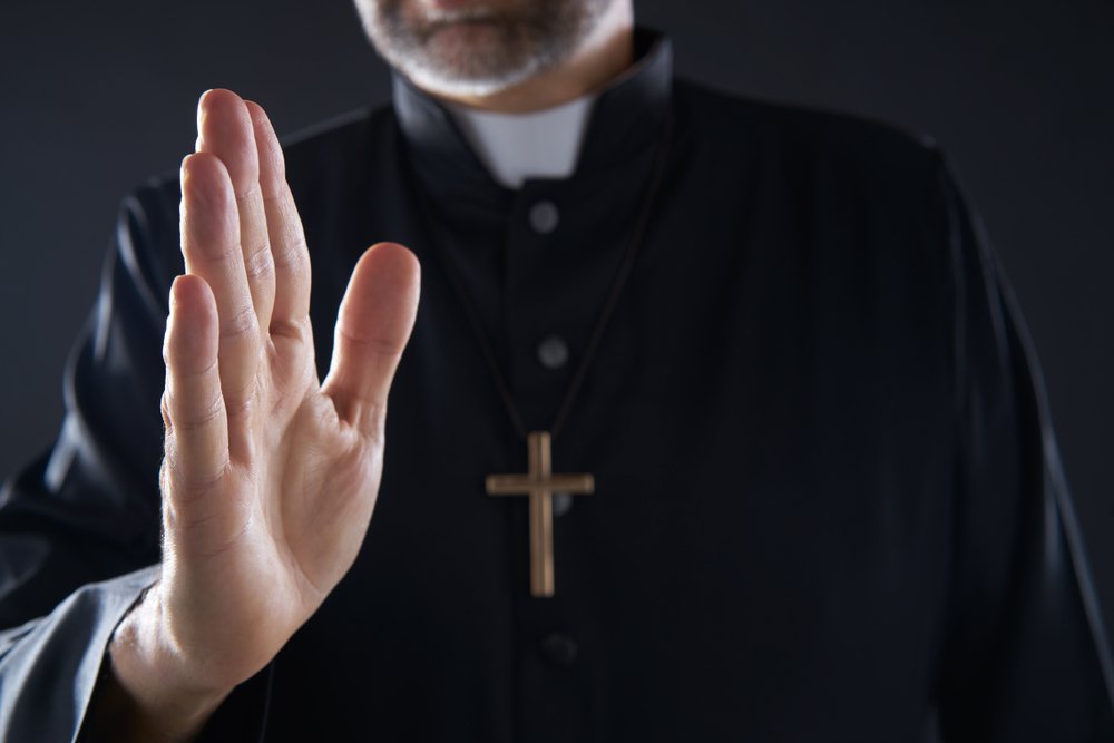 Un sacerdote dando la bendición. Fuente: Shutterstock