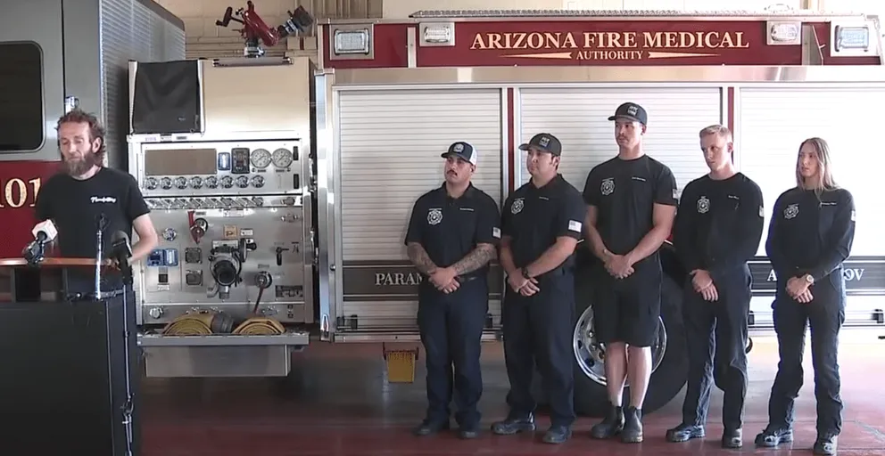 Steven Jorgensen avec l'équipe de l'Arizona Fire and Medical Authority. | Source : youtube.com/ABC15 Arizona