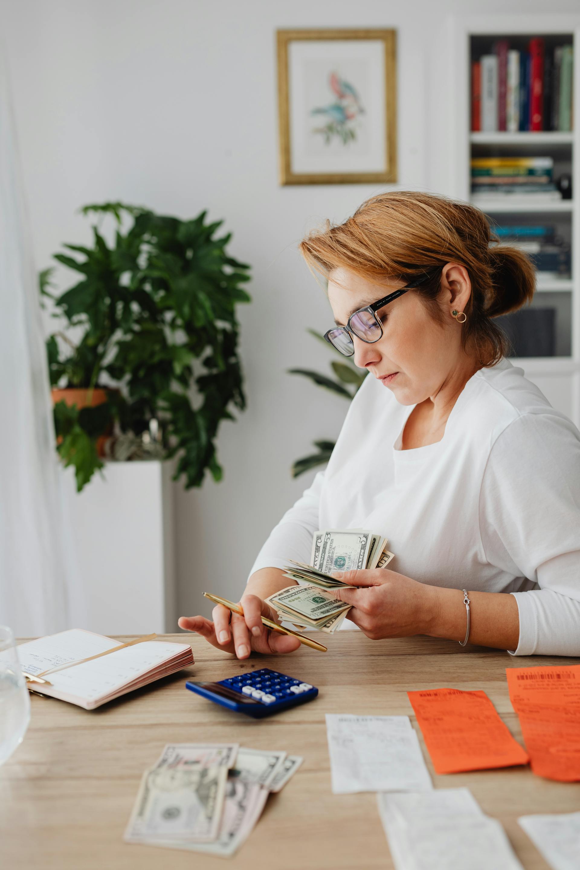 A woman counting money | Source: Pexels