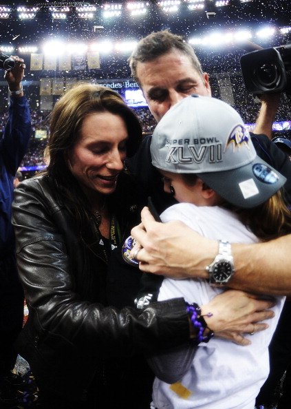 John Harbaugh celebrates with his wife Ingrid and his daughter Alison on February 3, 2013 in New Orleans, Louisiana. | Photo: Getty Images