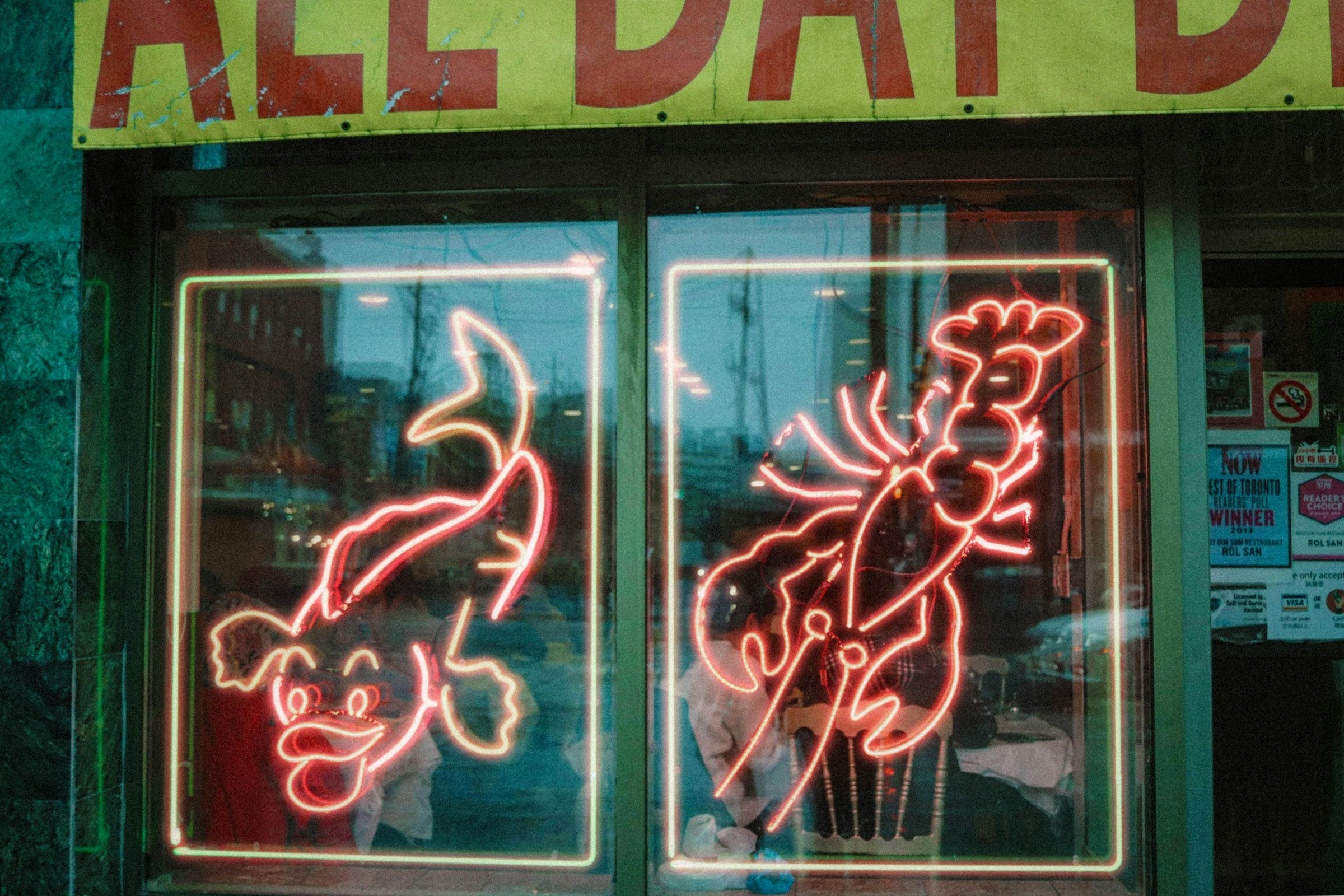 Neon signs advertising a seafood restaurant | Source: Unsplash