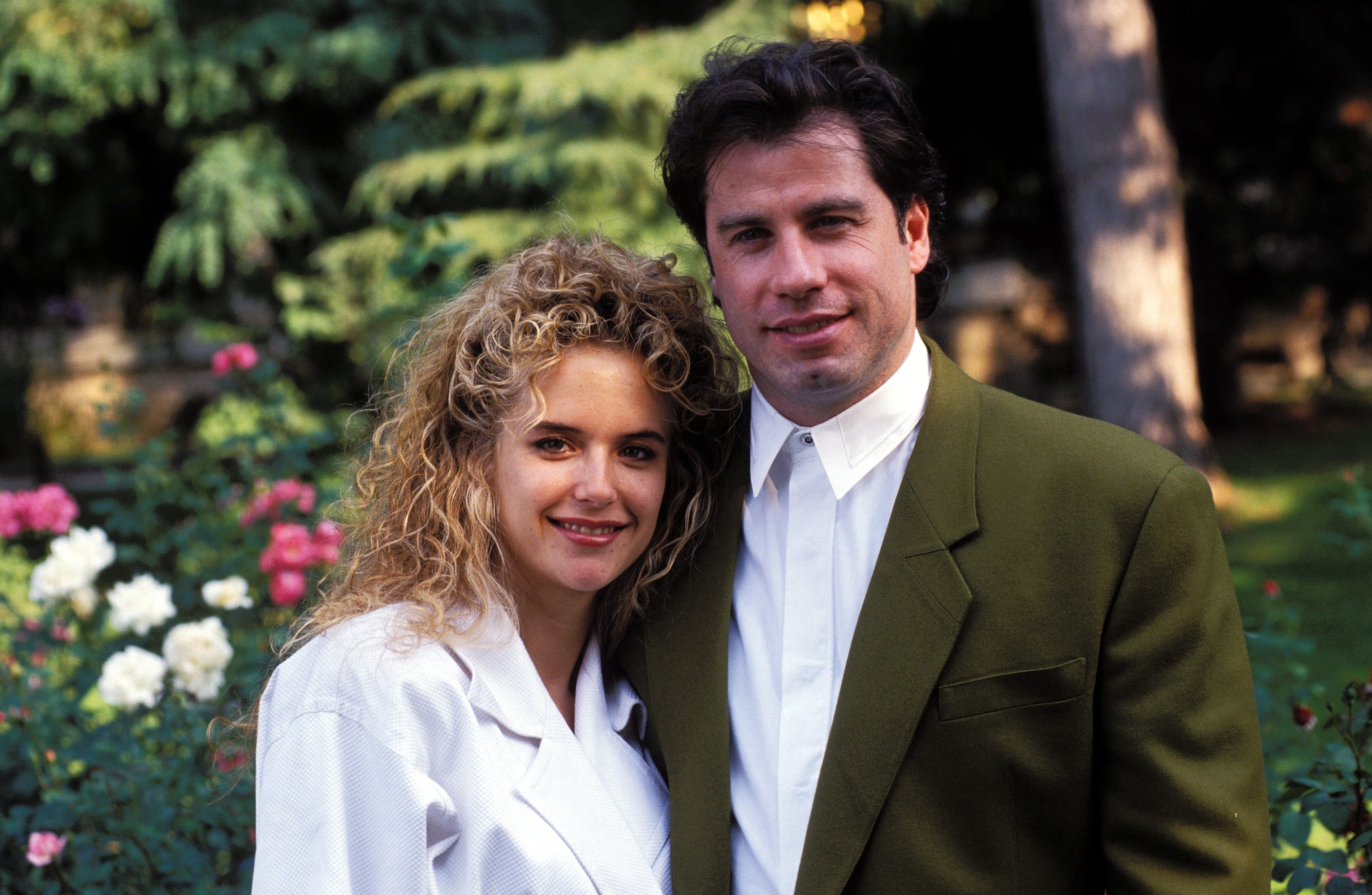 Schauspieler John Travolta mit seiner Frau, der Schauspielerin Kelly Preston, am 9. Januar 1991 ┃Quelle: Getty Images