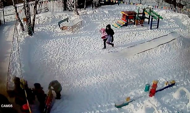 Mujer lleva a la niña inconsciente en sus brazos | Foto: YouTube/Live2019 Mujer lleva a la niña inconsciente en sus brazos | Foto: YouTube/Live2019