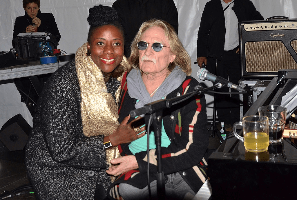 La présentatrice TV Aline Afanoukoe et le chanteur Christophe (Daniel Bevilacqua) participent à la Veillee Foodstock Party 1st Night au MACVAL le 21 avril 2012 à Vitry sur Seine, France. | Photo : Getty Images