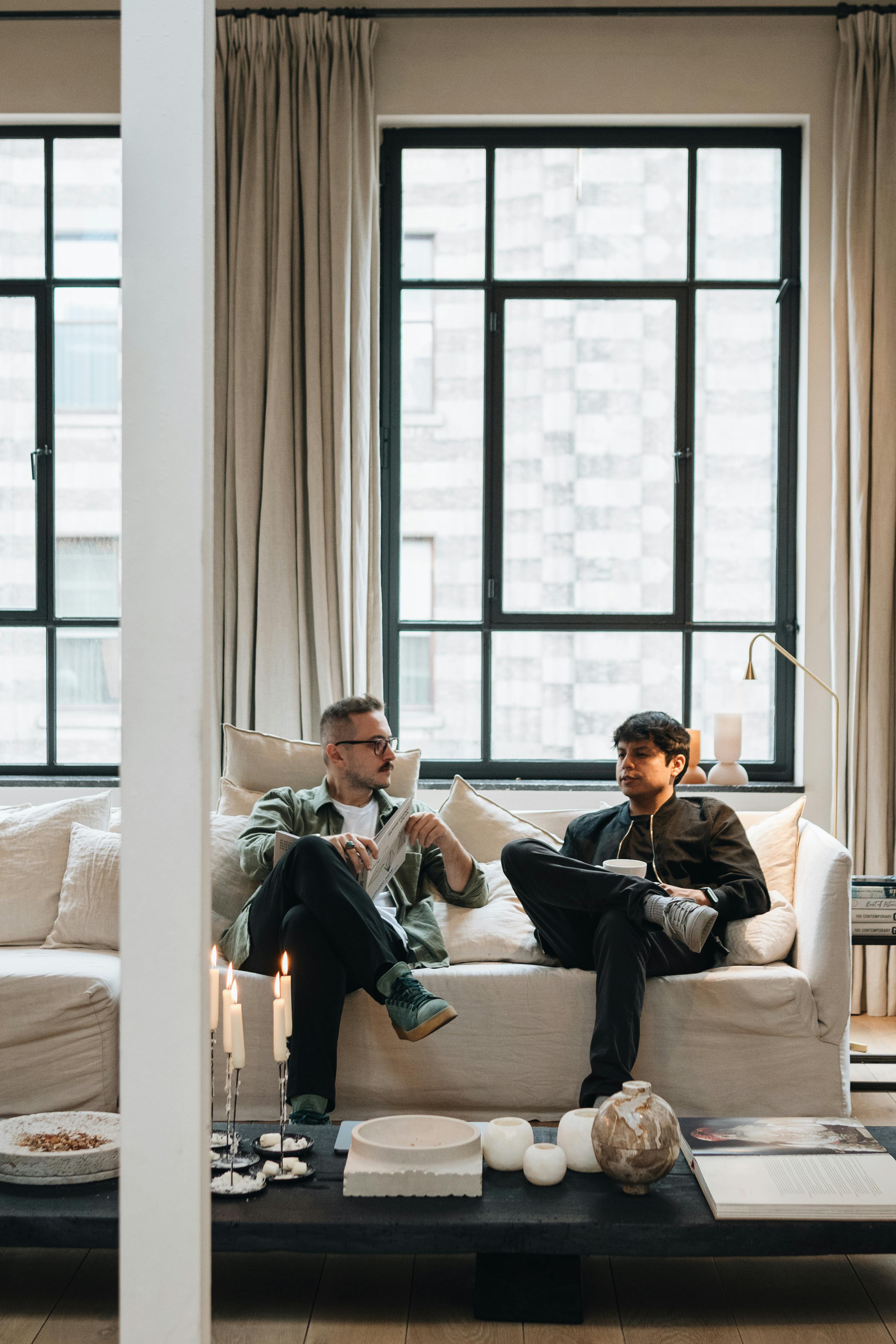 Two colleagues having a serious conversation | Source: Pexels