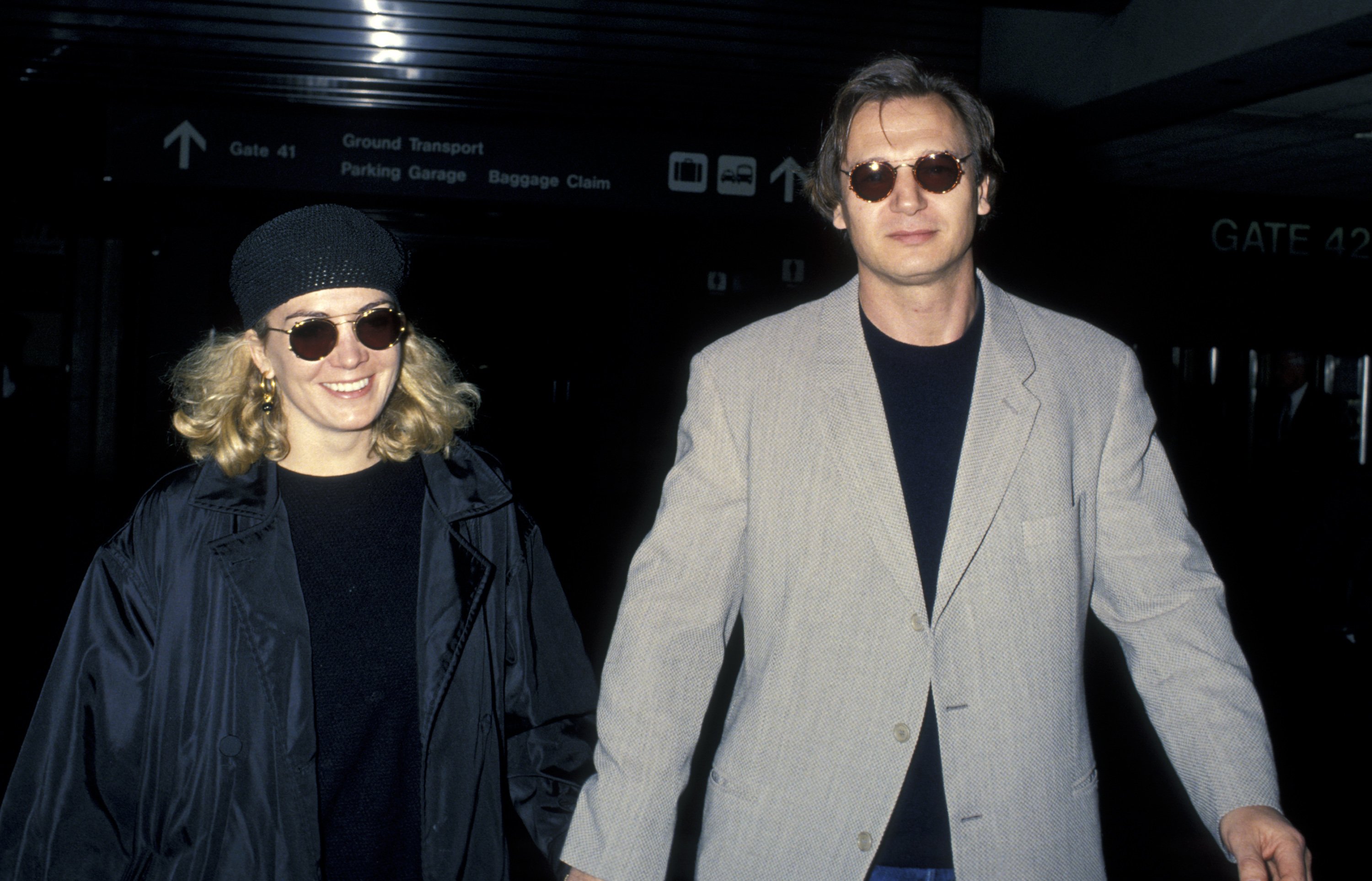 Natasha Richardson y Liam Neeson a punto de partir hacia Nueva York en el Aeropuerto Internacional de Los Ángeles, California. | Foto: Getty Images