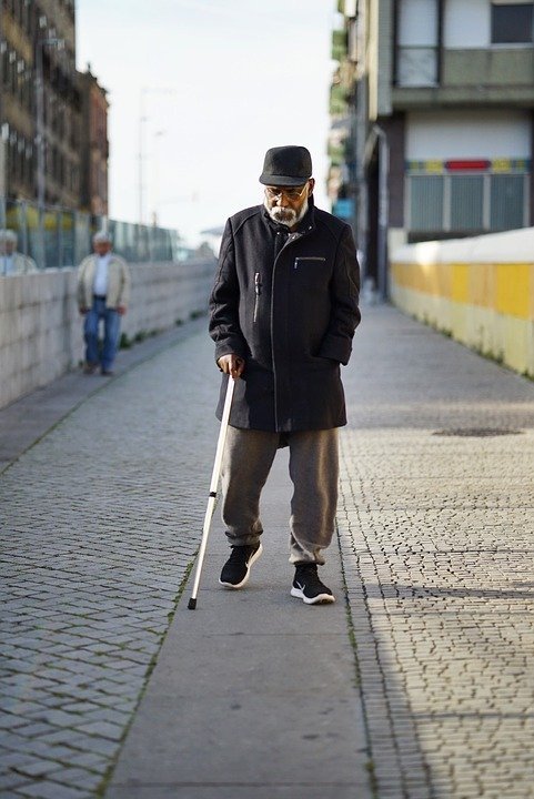 Old man walking over a bridge | Photo: Pixabay