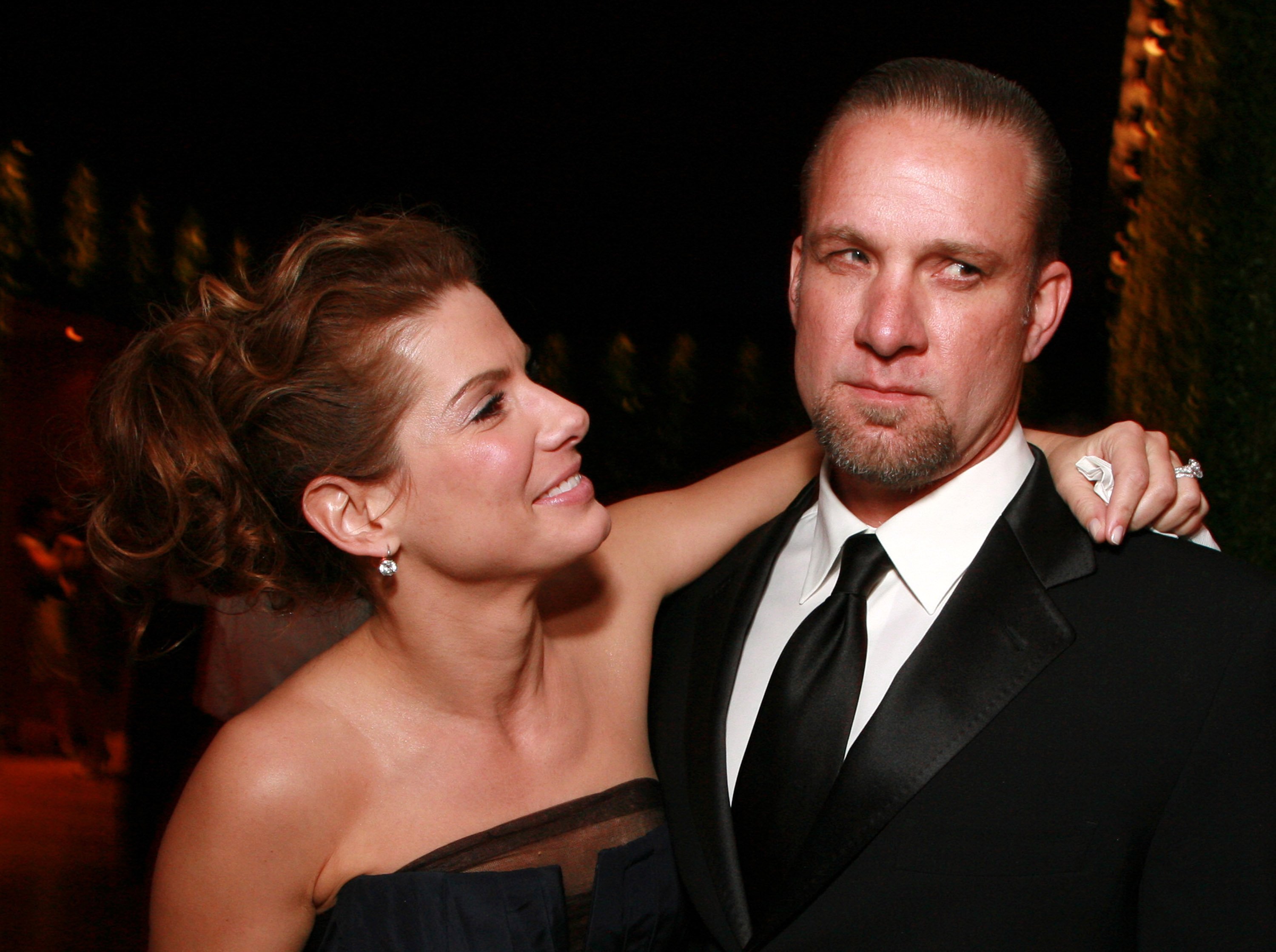 Sandra Bullock y su marido Jesse James en la fiesta Vanity Fair de los Oscar 2006. | Foto: Getty Images