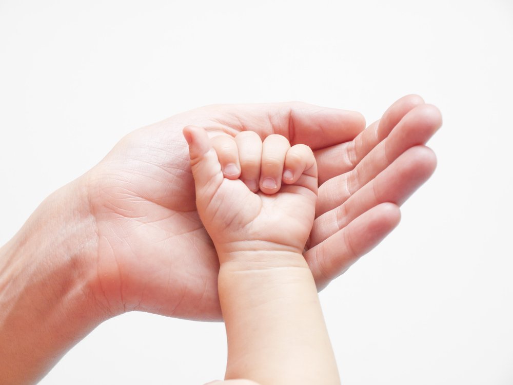 Las manos de una madre y su bebé. | Foto: Shutterstock.