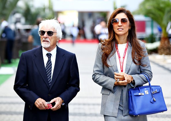 Bernie Ecclestone, presidente emérito del Grupo de Fórmula Uno, y su esposa Fabiana caminan en el Paddock antes del Gran Premio de F1 de Rusia en el Autódromo de Sochi el 29 de septiembre de 2019 en Sochi, Rusia. | Foto: Getty Images