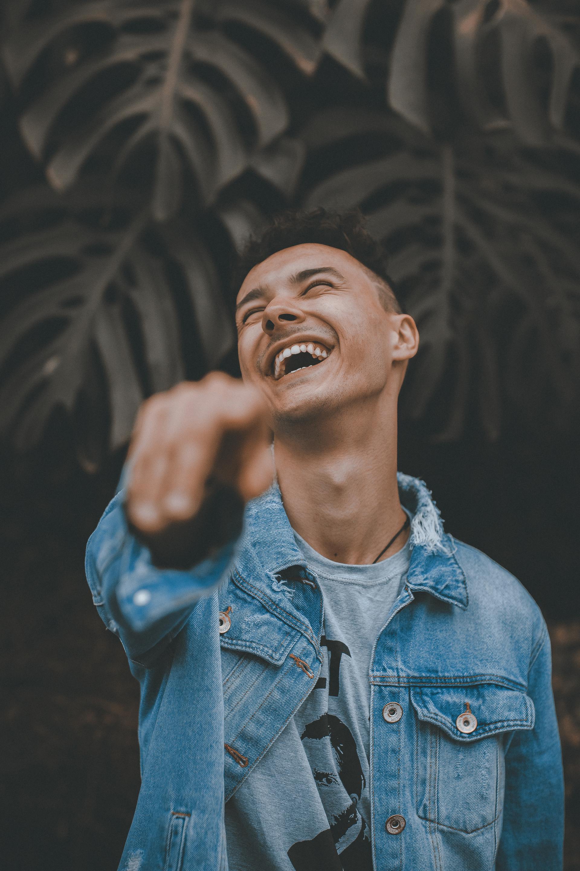 A man laughing | Source: Pexels