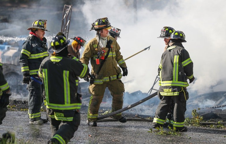 Des pompier qui éteignent le feu | Photo : Unspalsh