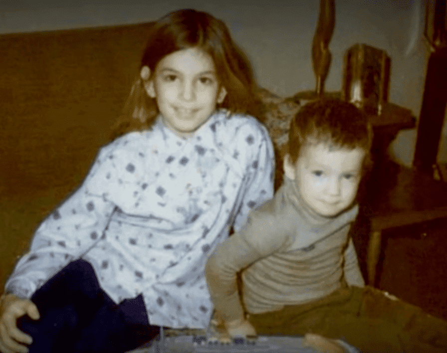 Cindy Crawford and her baby brother Jeff who died due to cancer at 3 years old. | Source: YouTube/OWN