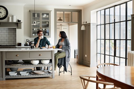 Le mari dit à sa femme qu'il s'attend à ce qu'elle fasse toutes les tâches ménagères si elle quitte son travail | Source : Getty Images Le mari dit à sa femme qu'il s'attend à ce qu'elle fasse toutes les tâches ménagères si elle quitte son travail | Source : Getty Images
