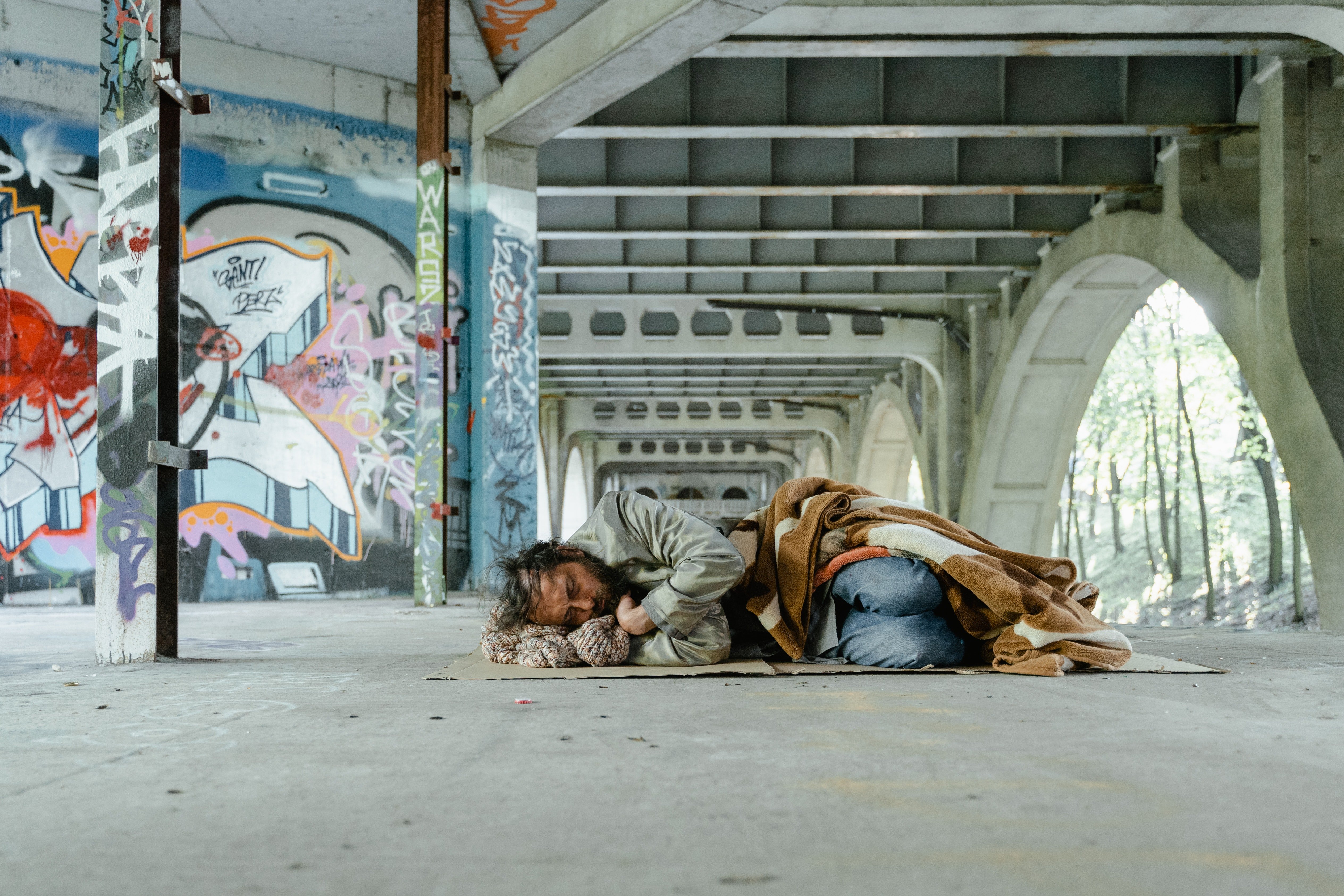 Indigente durmiendo en la calle. | Foto: Pexels