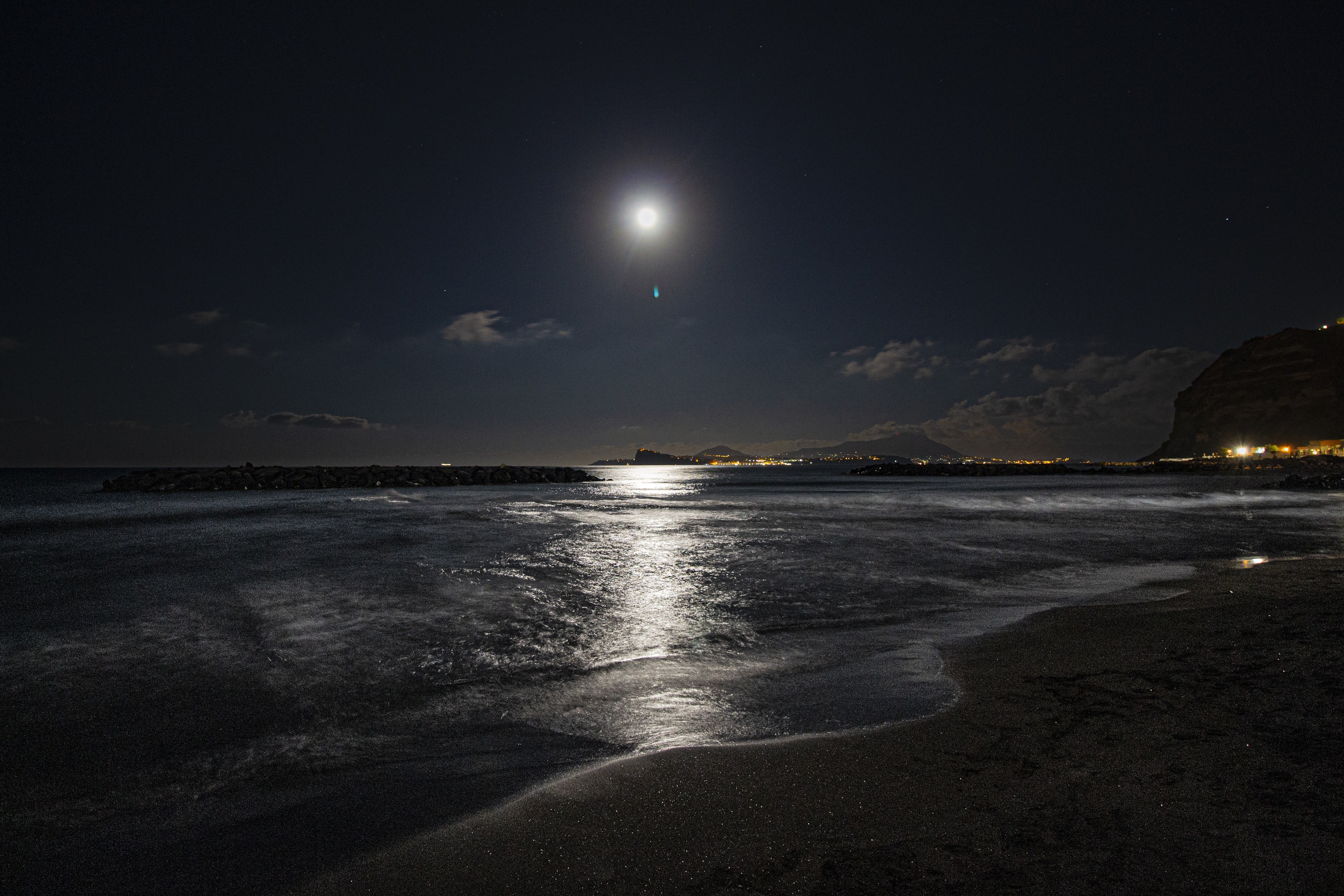 Moonlight on the ocean | Unsplash 
