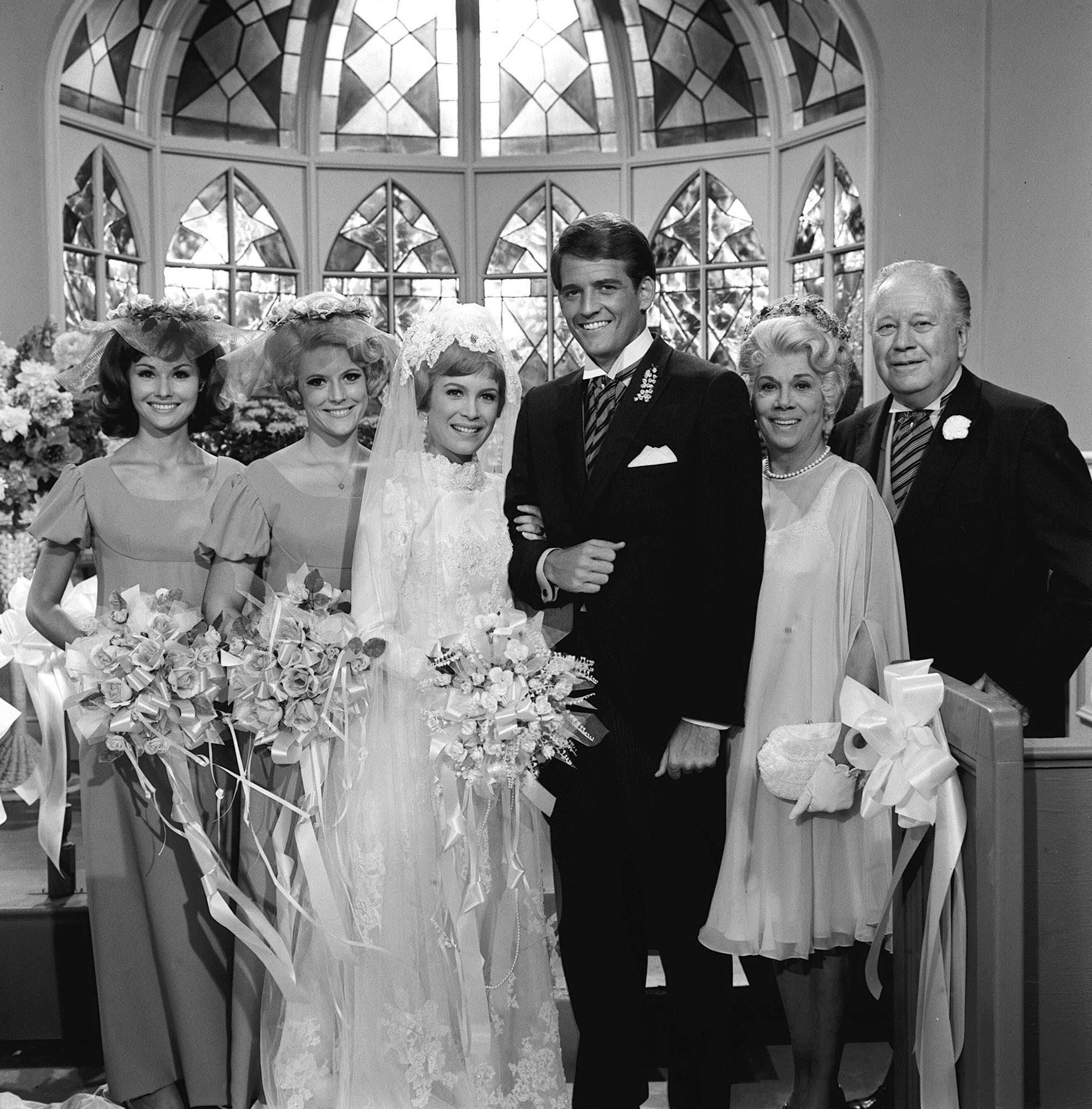 Lori Saunders, Meredith MacRae, Linda Kaye, Mike Minor, Bea Benadaret and Edgar Buchanan on September 8, 1967, in Los Angeles, California | Source: Getty Images