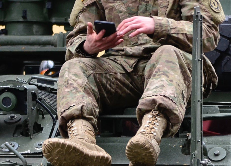 Militar usando su celular. | Foto: Pexels