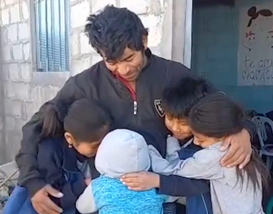 Enrique Alegría Valdivia and his kids in Cordoba, Argentina, 2023 | Source: facebook.com/YaraviArequipa