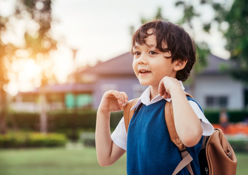 Ein Foto eines kleinen Jungen auf dem Weg zur Schule. | Quelle: Shutterstock