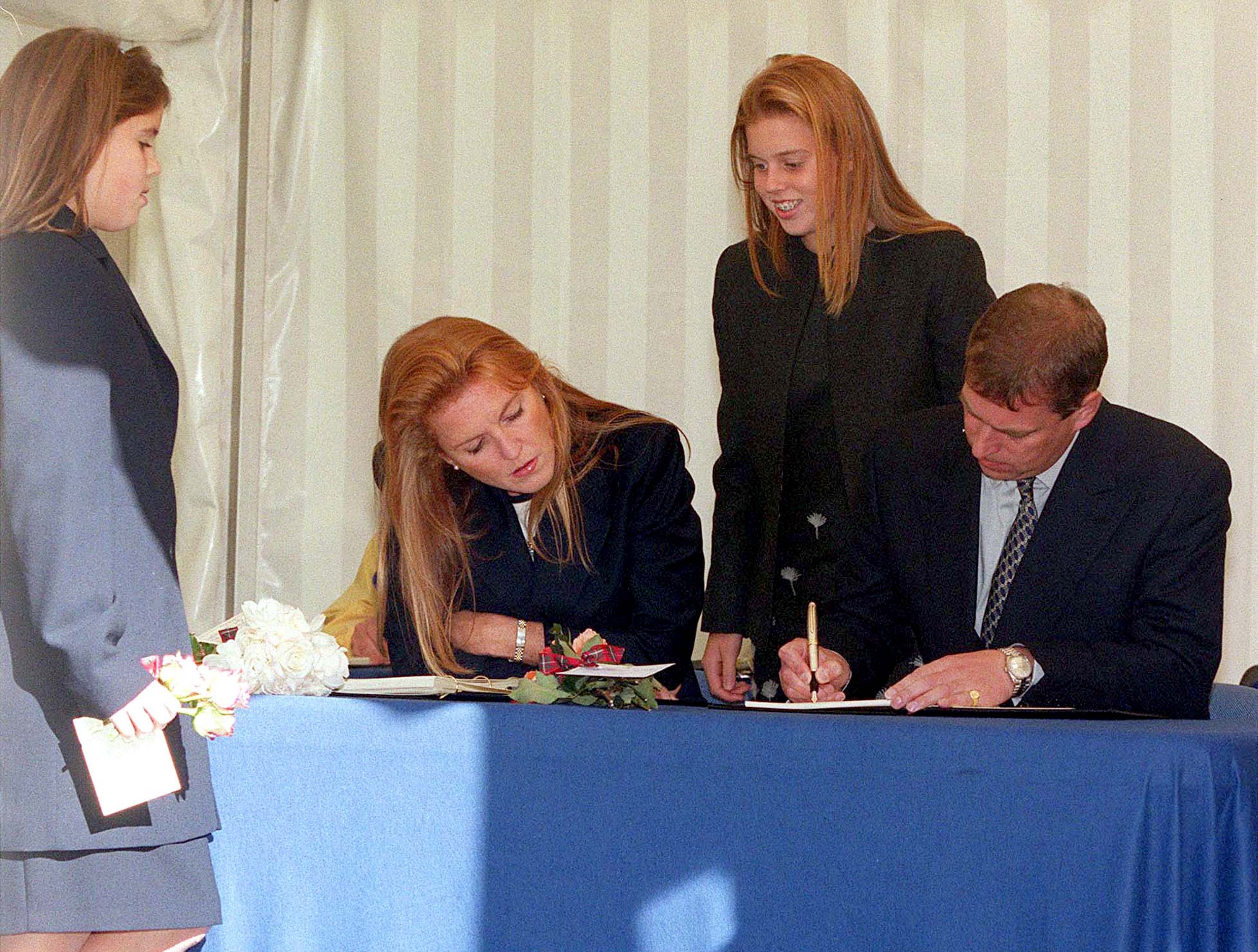 Princess Eugenie, Sarah Ferguson,  Princess Beatrice, and Andrew Mountbatten-Windsor t the U.S. Embassy in London, England on 16 September 2001. | Source: Getty Images