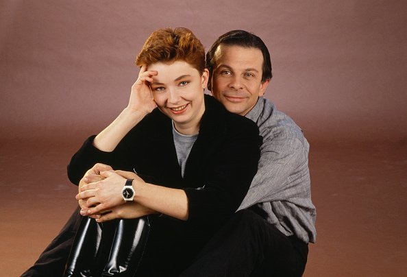 Géraldine Giraud (nom de scène Géraldine Gassler), fille de l'acteur Roland Giraud avec son père. | Photo : Getty Images