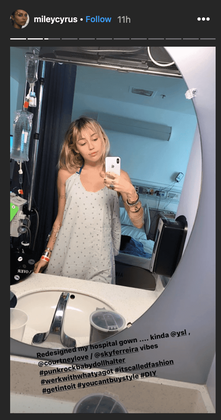 As she's taken in for tonsillitis, Miley Cyrus takes mirror selfie of redesigned hospital gown, from her hospital room | Source: instagram.com/mileycyrus