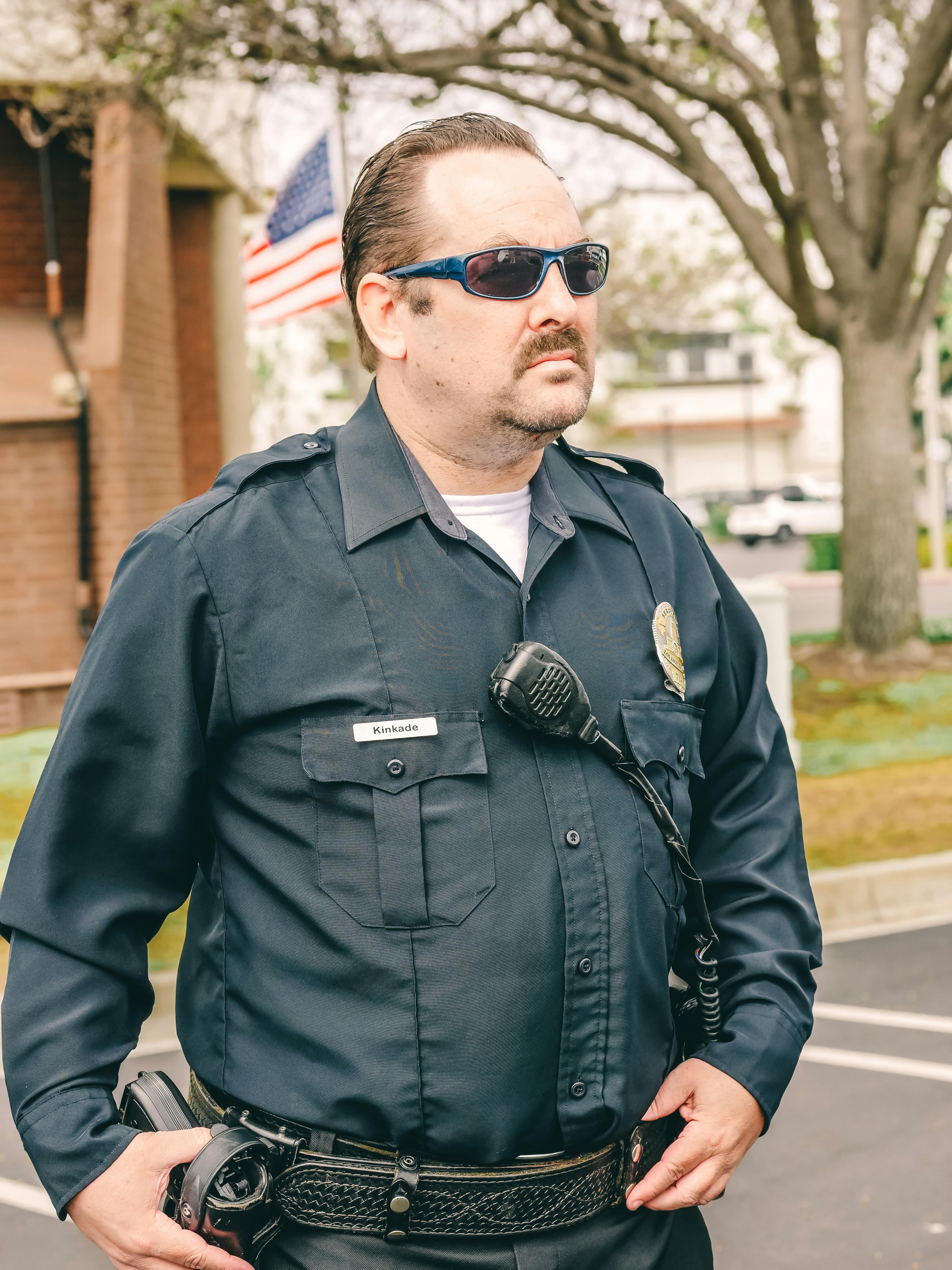 A stern-looking policeman | Source: Pexels