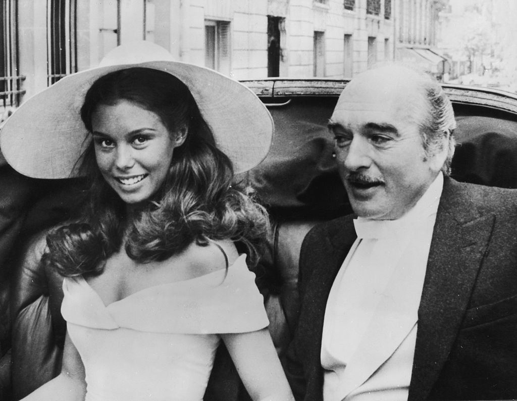 Eddie Barclay avec Béatrice Chatelier, après leur mariage à Paris, le 7 juin 1970. | Photo : Getty Images