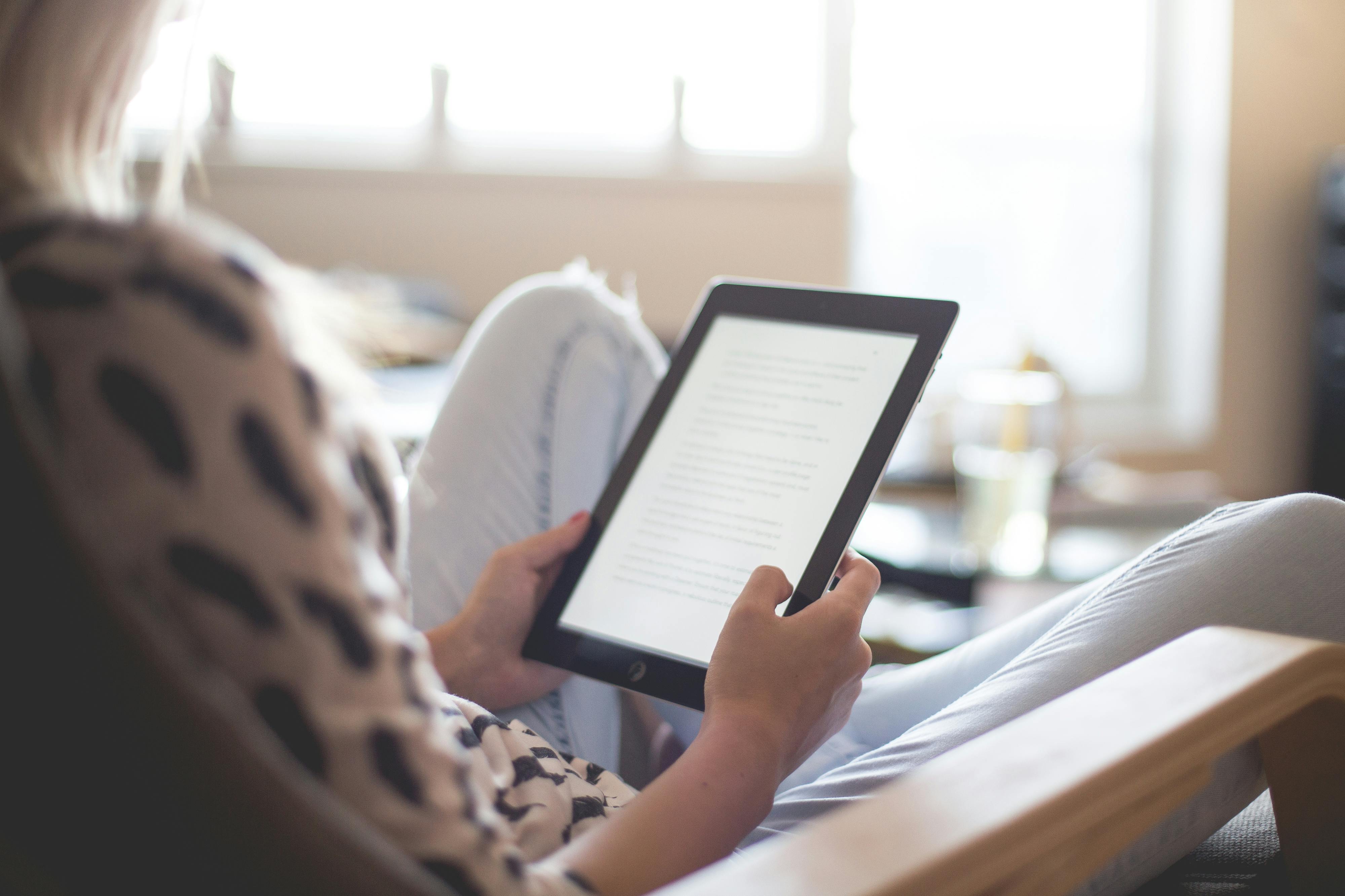 A woman reading on her iPad | Source: Pexels