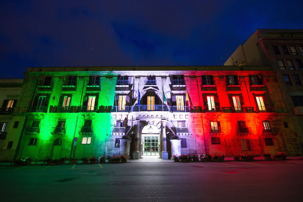 PALERMO, ITALIA - 1 DE ABRIL: el Palazzo d'Orleans, presidente de la sede de Sicilia, se ilumina con los colores de la bandera nacional italiana para expresar solidaridad y cohesión durante la emergencia de COVID-19 el 1 de abril de 2020 en Palermo Italia. I Foto: Getty Images